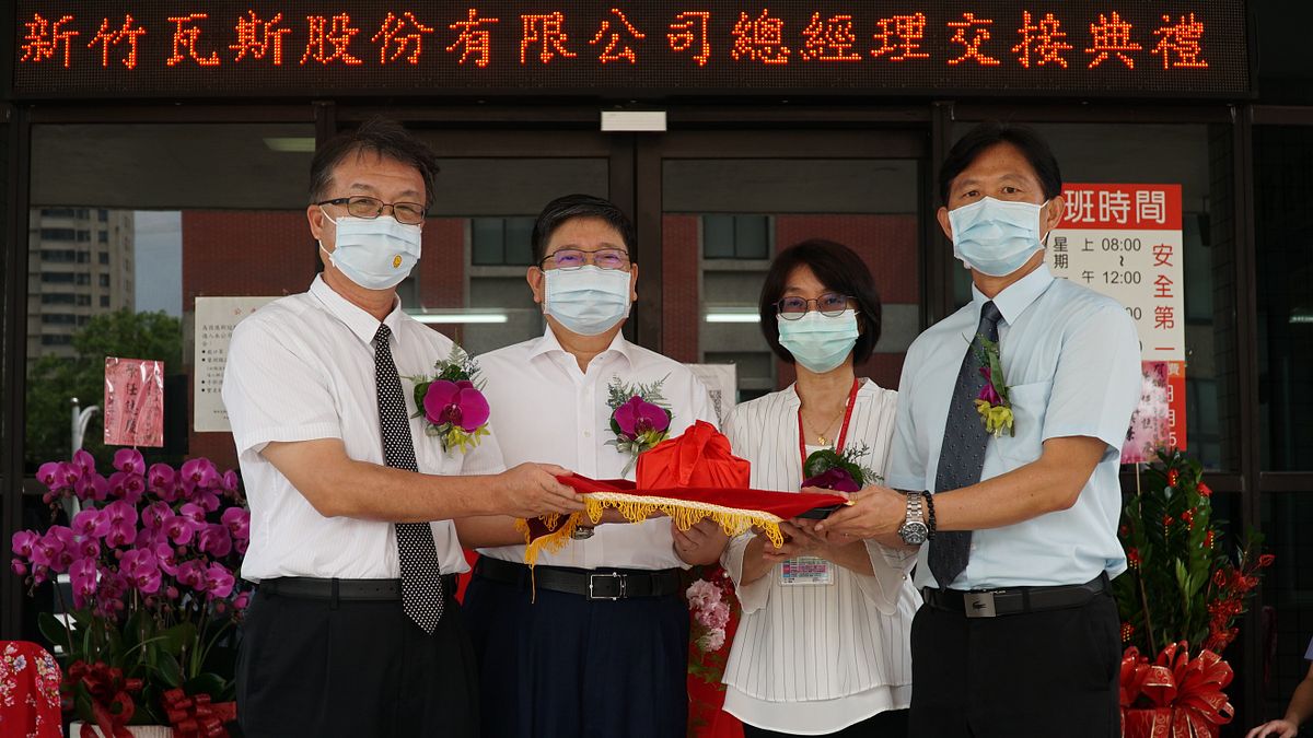 在新竹縣長楊文科(左2)主持交接下,新竹瓦斯卸任總座黃俞昌(左1)將印信傳予新總座邱世昌(右1)。(圖/新竹縣政府提供) 在新竹縣長楊文科(左2)主持交接下,新竹瓦斯卸任總座黃俞昌(左1)將印信傳予新總座邱世昌(右1)。(圖/新竹縣政府提供)