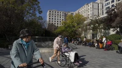 作者認為,中國政府若要有效應對老齡化與經濟挑戰,應從廢除雙軌制、提升養老金透明度與公平性開始。(美聯社)