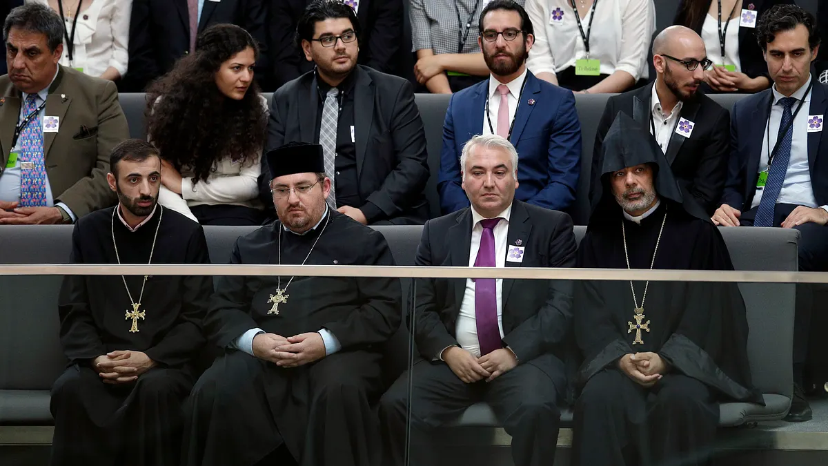 德國國會2日表決通過,認定1915年鄂圖曼土耳其帝國犯下的亞美尼亞大屠殺是「種族滅絕」,亞美尼亞代表在議事場觀看表決(美聯社)