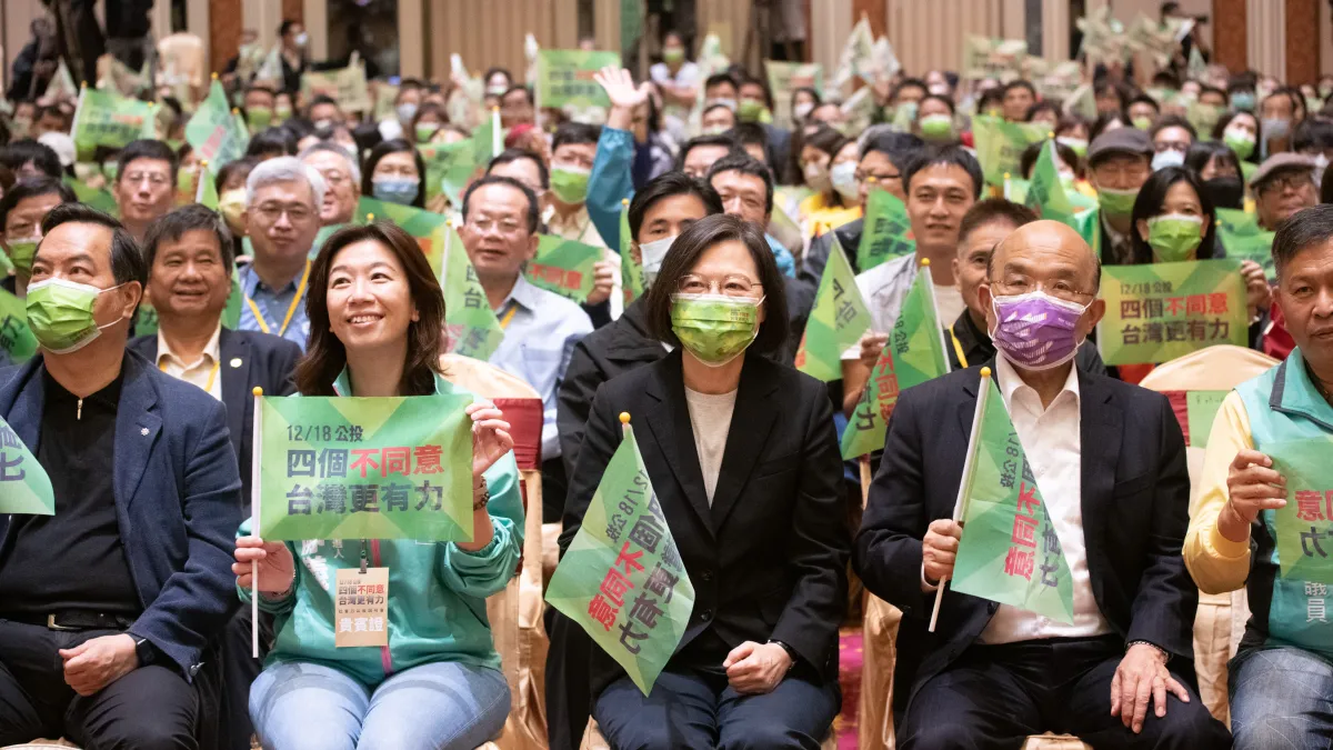 四大公投案即將登場,根據府院內部評估,目前公投結果是在「三勝一敗」,或「二勝二敗」間,美豬議題目前仍落後。前左起為行政院長蘇貞昌、總統蔡英文、中二補選人林靜儀。(資料照,民進黨提供)