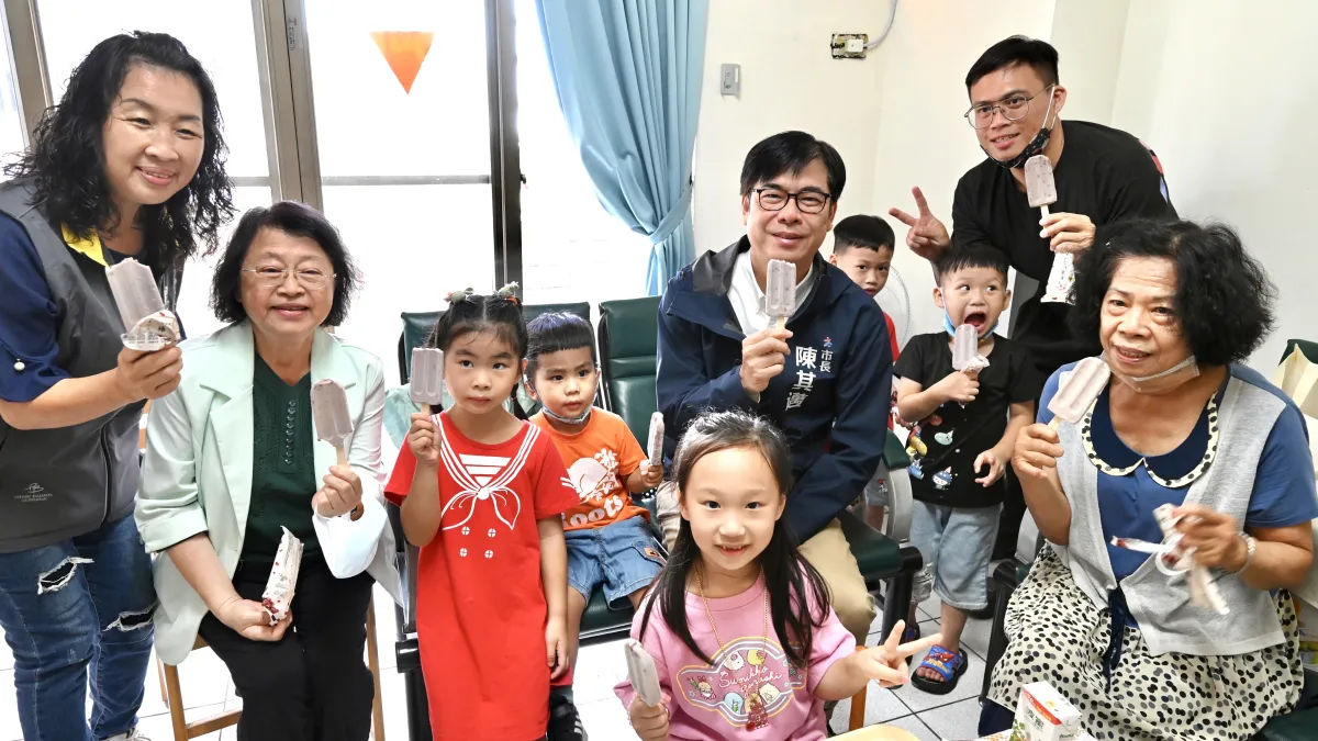 高市長陳其邁和社會局長謝俐俐於端午節,前往「單親家園」關懷經濟弱勢單親家戶家庭。(圖/高市社會局提供)