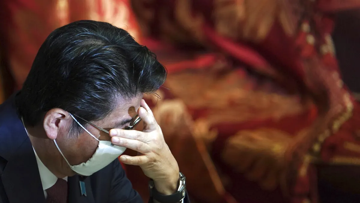日本受新冠肺炎(武漢肺炎)衝擊,安倍晉三政府面臨極大考驗。(AP)