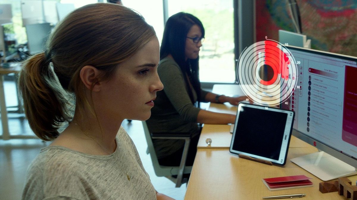 現實生活的遊戲設計,有時並不像真正的遊戲那麼有趣,反而更加殘忍和惡毒。(圖/電影《直播風暴》(The Circle)劇照。CUP*提供) 現實生活的遊戲設計,有時並不像真正的遊戲那麼有趣,反而更加殘忍和惡毒。(圖/電影《直播風暴》(The Circle)劇照。CUP*提供)