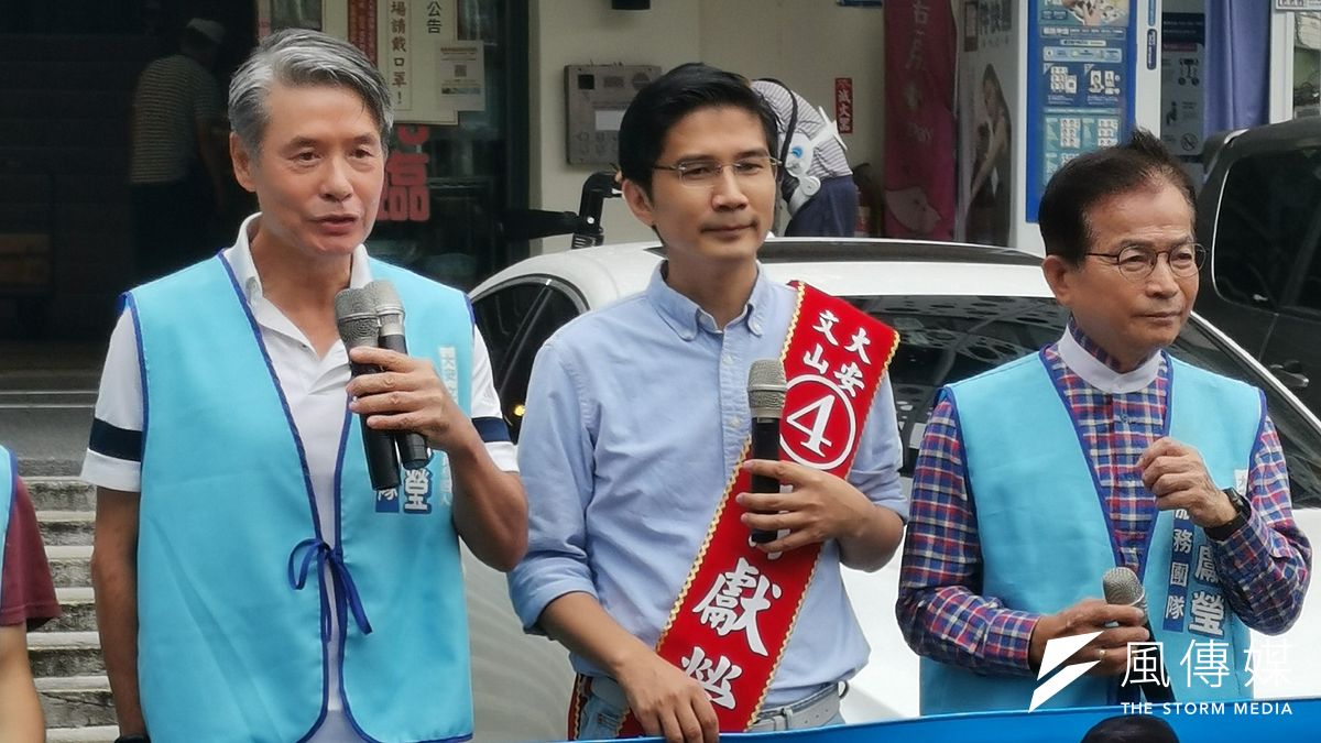 有「金小刀」之稱的前國安會、國民黨秘書長金溥聰16日首度出馬輔選,為正藍軍背景的無黨籍大安文山區市議員候選人曾獻瑩站台。(晏明強攝) 有「金小刀」之稱的前國安會、國民黨秘書長金溥聰16日首度出馬輔選,為正藍軍背景的無黨籍大安文山區市議員候選人曾獻瑩站台。(晏明強攝)