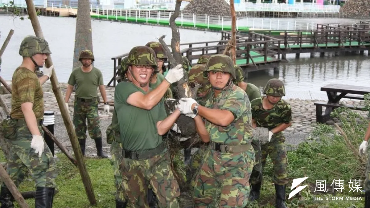 陸軍蘭陽指揮部、153旅及宜蘭聯保廠派遣460名官兵,協助宜蘭縣政府整理國際童玩藝術節場地。(國防部提供)