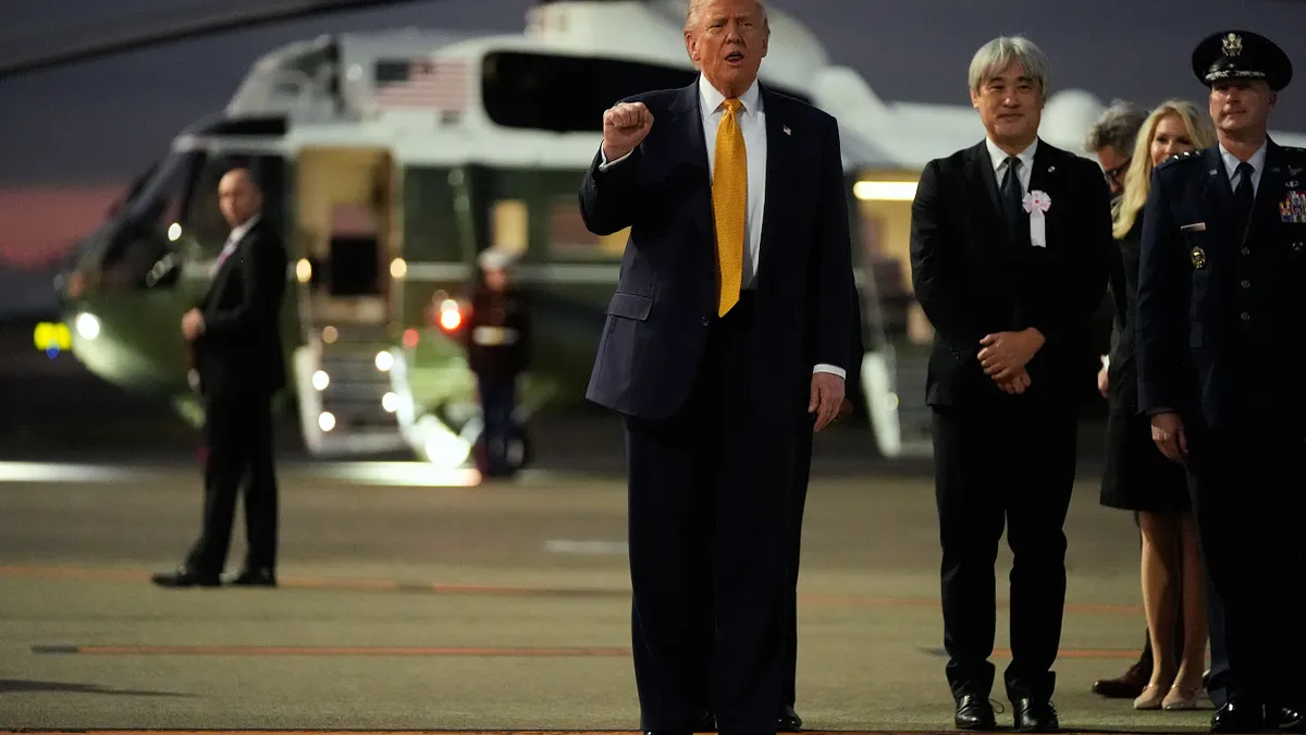 2025年10月27日、米国のトランプ大統領が専用機で羽田に到着し、3日間の訪日を開始。(AP通信) 2025年10月27日、米国のトランプ大統領が専用機で羽田に到着し、3日間の訪日を開始。(AP通信)