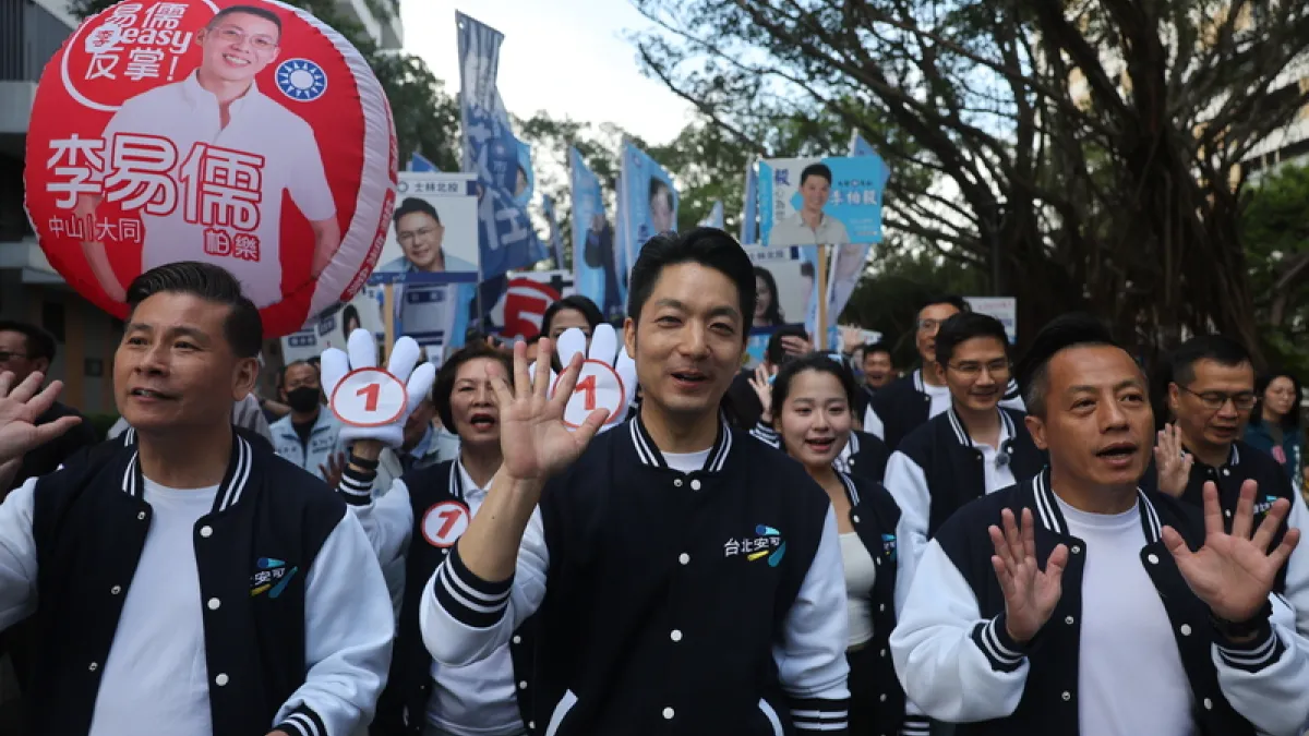 國民黨台北市長參選人蔣萬安(前中)27日出席台北市選舉委員會舉行的候選人號次抽籤活動,由青年代表與首投族Yakira代抽中5號,蔣萬安與支持者比出5號手勢,喊出「5號蔣萬安、台北安可」。(中央社)