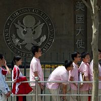 中国人学生がビザ申請のため、米国駐北京大使館の外に並んでいる。(AP通信) 中国人学生がビザ申請のため、米国駐北京大使館の外に並んでいる。(AP通信)