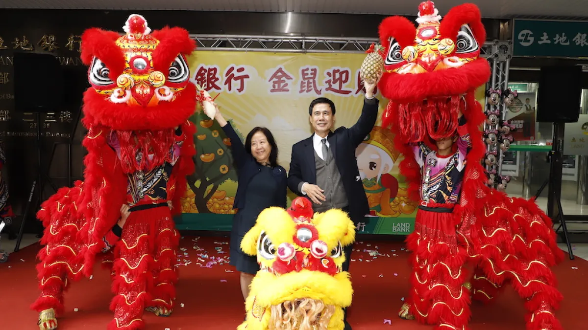 臺灣土地銀行董事長黃伯川(右)與總經理謝娟娟接受舞獅團祝福本行新春好彩頭、業績旺旺來。(圖/土地銀行提供)
