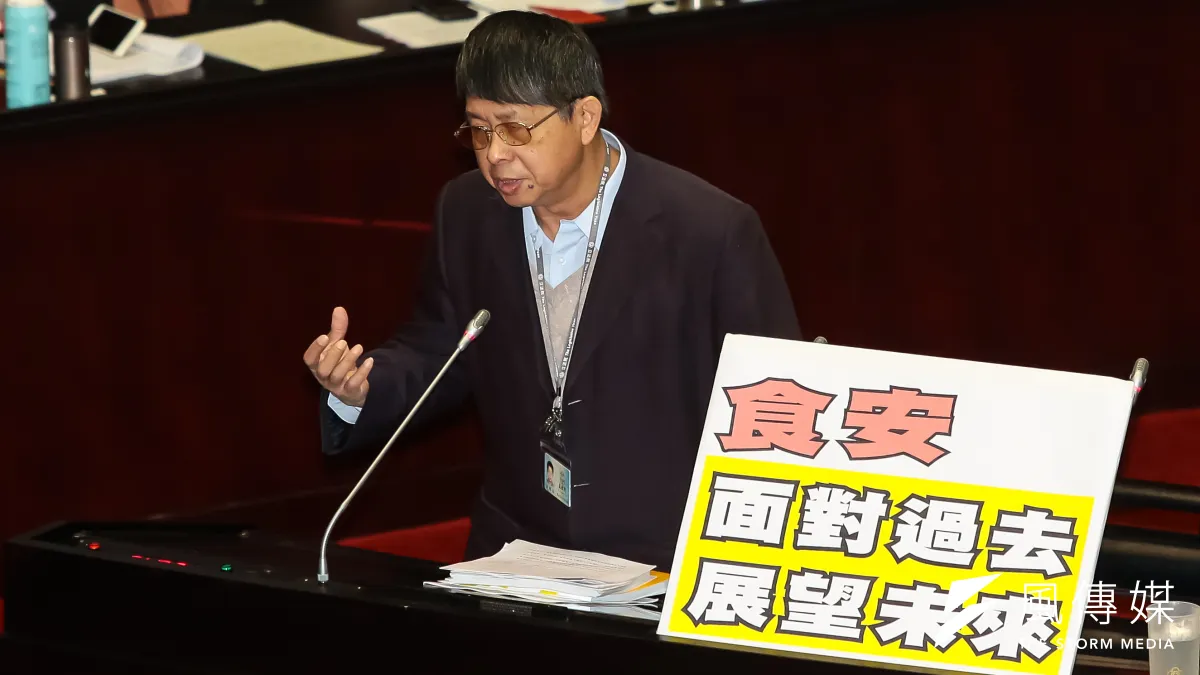 食安專家吳焜裕23日首度進行立院質詢,他向衛生福利部部長蔣丙煌提問,包括國內登記可食用的化學用品有幾種以及食品安全風險評估的主管機關為何,結果蔣丙煌都答錯,有些尷尬。(顏麟宇攝)