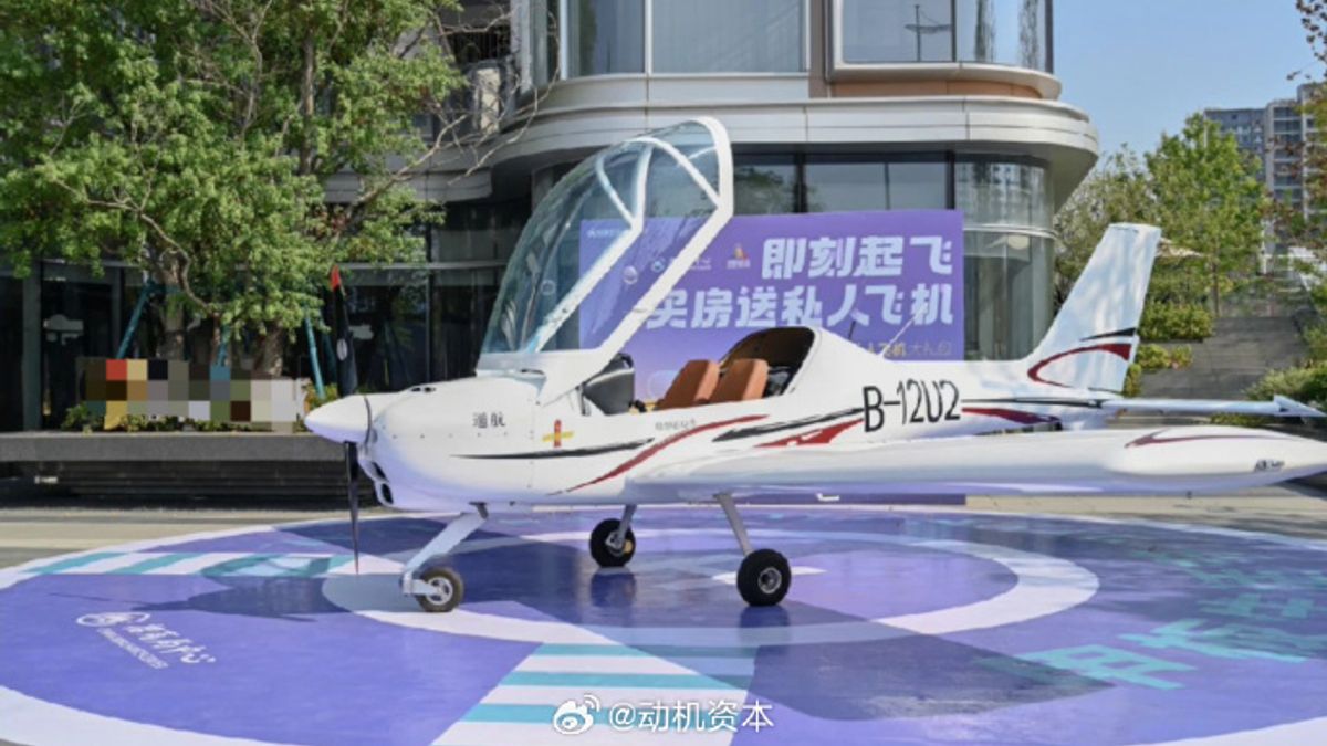 建商會館現場真的出現私人飛機。(圖/翻攝自微博) 建商會館現場真的出現私人飛機。(圖/翻攝自微博)