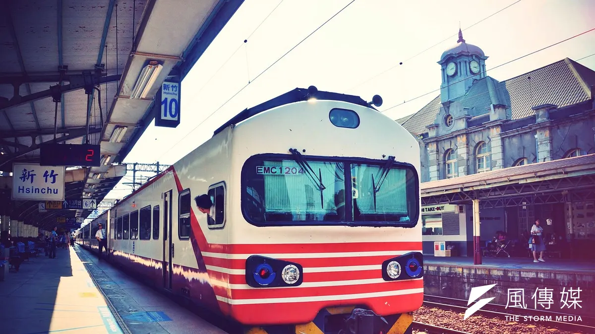 台鐵EMU1200型列車將退役,圖為昔日停靠於新竹車站月台的歷史畫面。(資料照,盧逸峰攝) 台鐵EMU1200型列車將退役,圖為昔日停靠於新竹車站月台的歷史畫面。(資料照,盧逸峰攝)