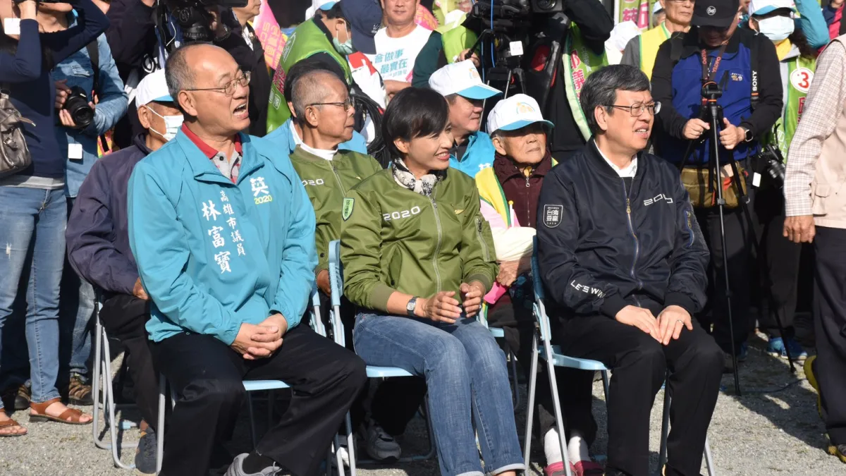 副總統陳建仁(前右),6日上午從故鄉高雄旗山出發,輔選旗山立委邱議瑩(前中)。(邱議瑩辦公室提供)