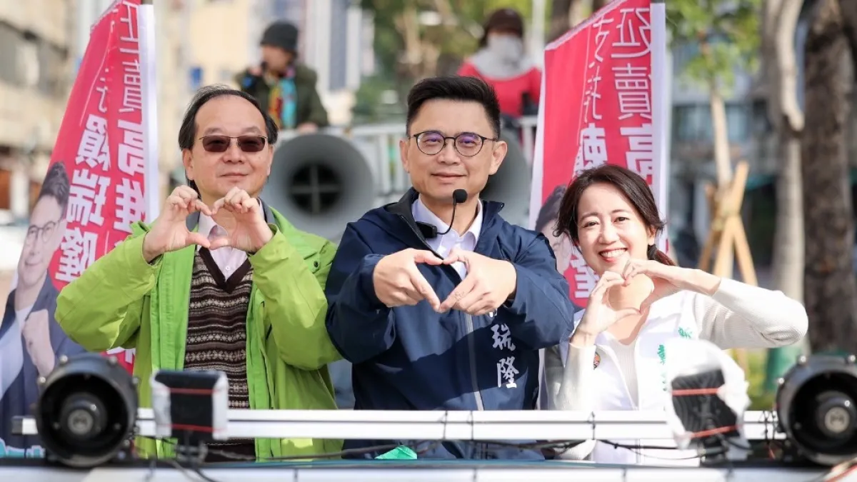 立委賴瑞隆與資深媒體人王瑞德、新北市議員、鳳山女兒戴瑋姍陪同在鳳山車掃。(圖/賴瑞隆服務處提供)