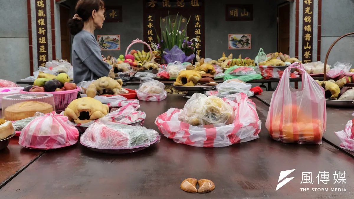 清明節掃墓祭祖事後輩的一片孝心,但是在墓地犯了這些禁忌恐惹禍上身。(資料照/甘岱民攝)