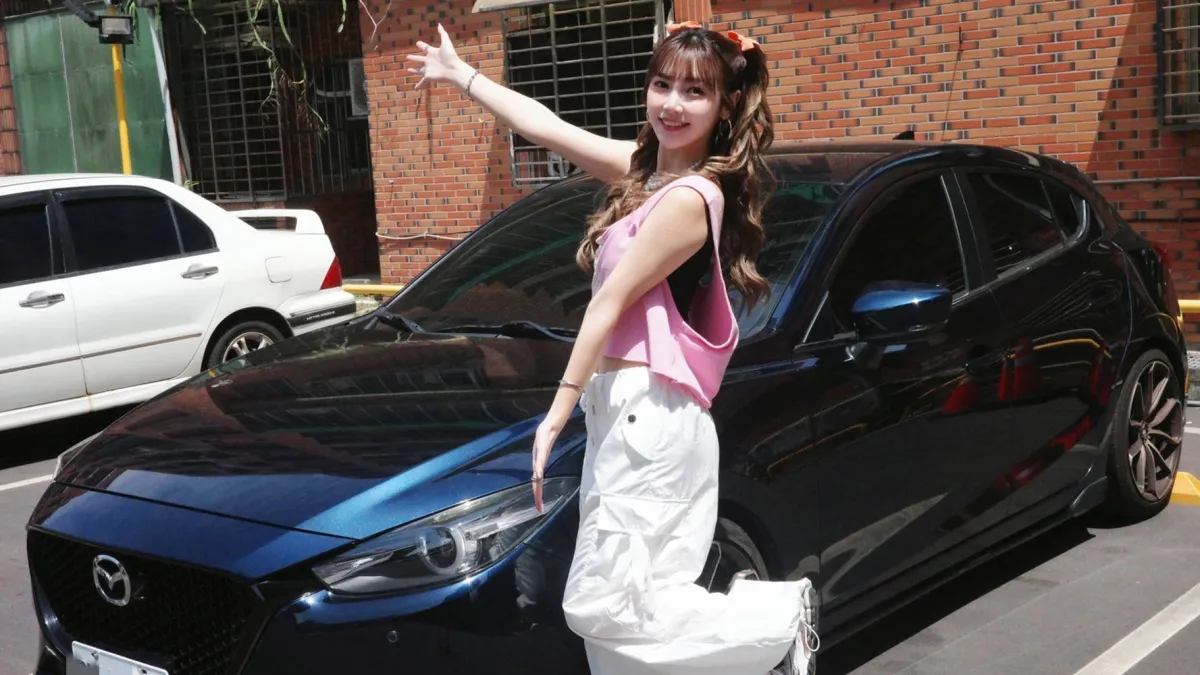 「電豹女」啦啦隊成員草莓蘇云鈺分享 MAZDA 3 駕馭心得:帥氣車頭、質感內裝、安全警示佳!