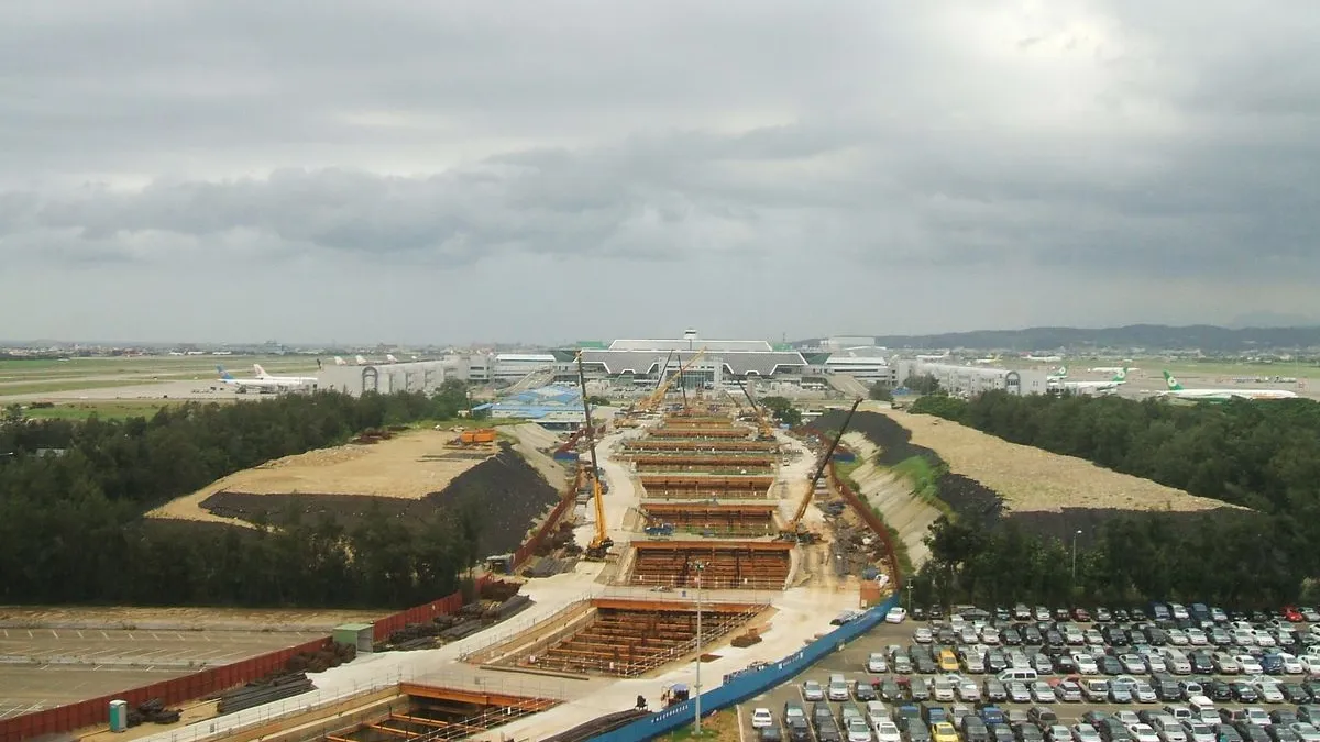 桃園機場捷運第三航廈的工地(維基百科)