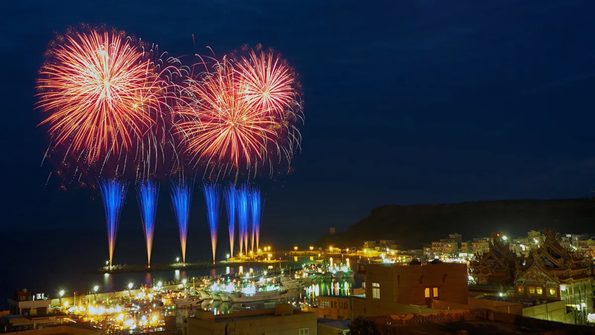 2025年ペンフー国際海上花火フェスティバルが開催されます!3ヶ月間にわたる華麗な花火が計25回打ち上げられます。(画像/Mark 高維隆@flickrより)