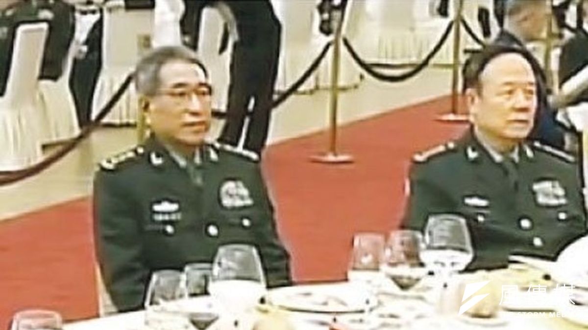 徐才厚(左)2013年出席國慶酒會,白髮消瘦大不如前。(取自網路) 徐才厚(左)2013年出席國慶酒會,白髮消瘦大不如前。(取自網路)