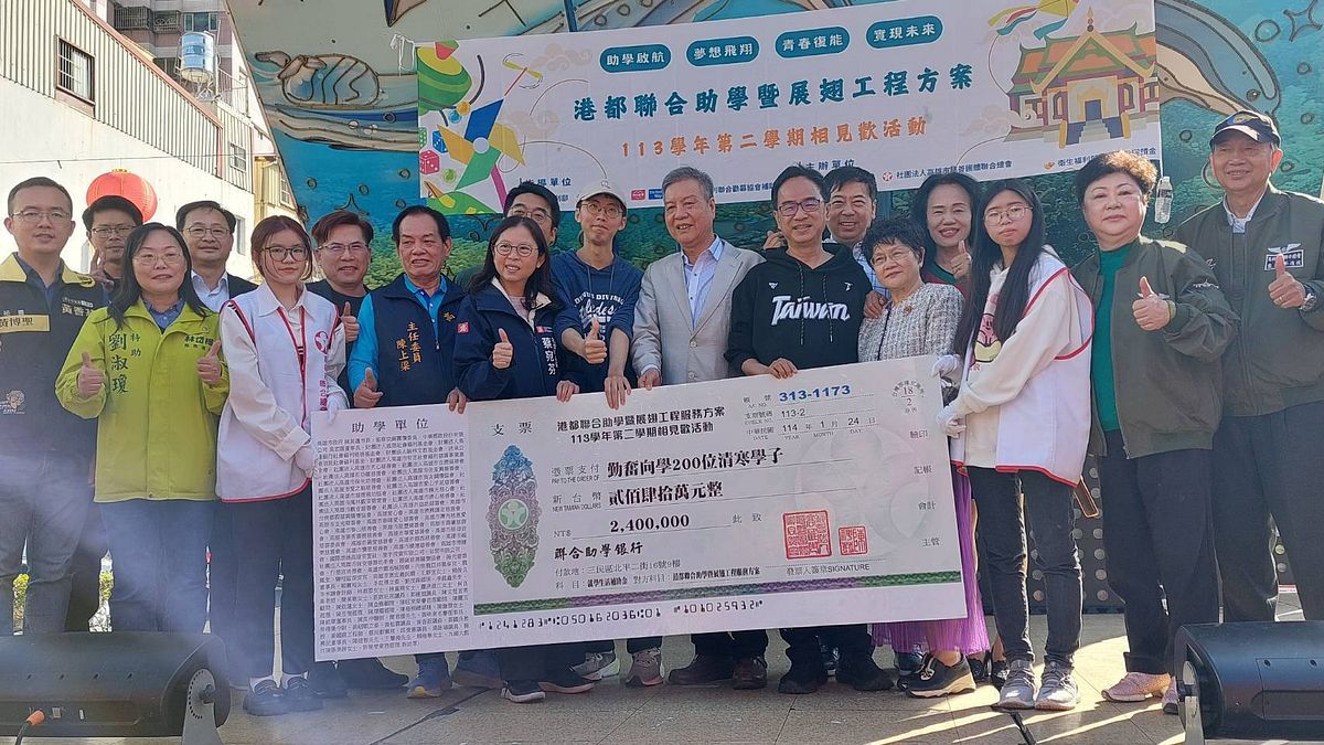 社會局長蔡宛芬(前排左五)與慈總理事長頒發助學金支票予受助學生代表。(圖/高市社會局提供) 社會局長蔡宛芬(前排左五)與慈總理事長頒發助學金支票予受助學生代表。(圖/高市社會局提供)