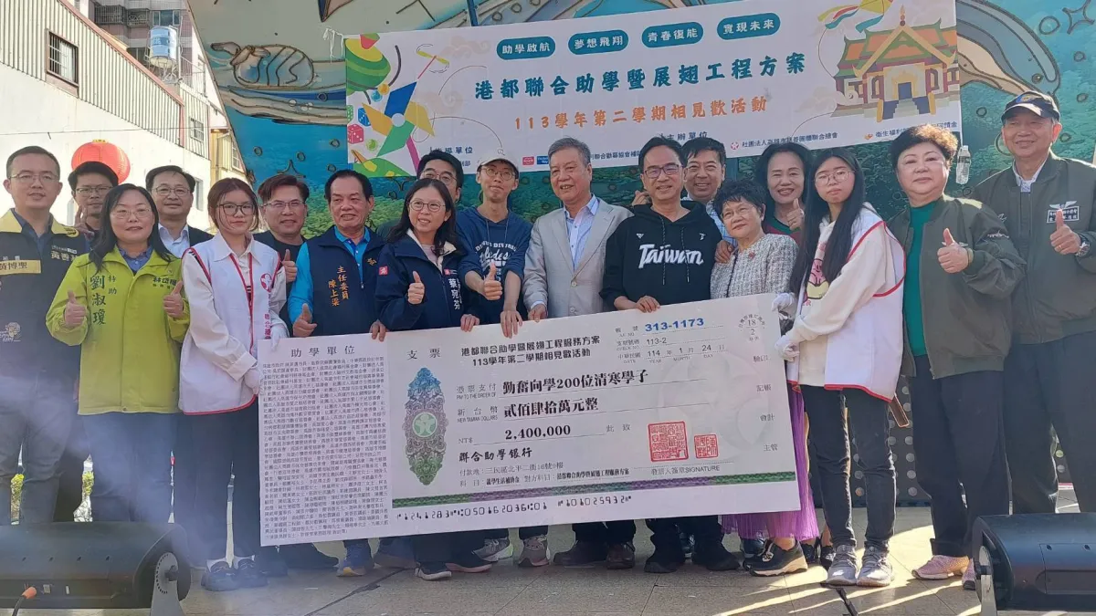 社會局長蔡宛芬(前排左五)與慈總理事長頒發助學金支票予受助學生代表。(圖/高市社會局提供)