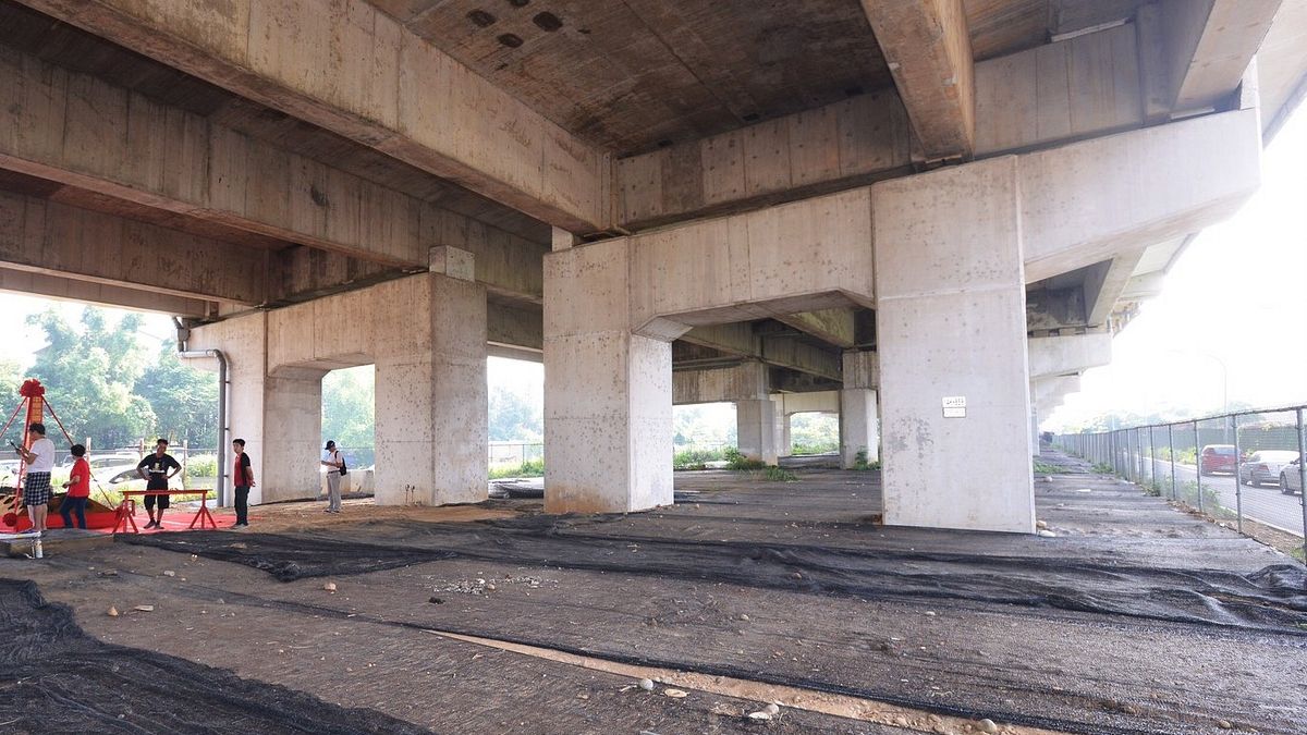 桃園市政府活化國道二號橋下空間,其中玉山街以東將設冒險挑戰遊樂場。(圖/桃園市政府提供) 桃園市政府活化國道二號橋下空間,其中玉山街以東將設冒險挑戰遊樂場。(圖/桃園市政府提供)