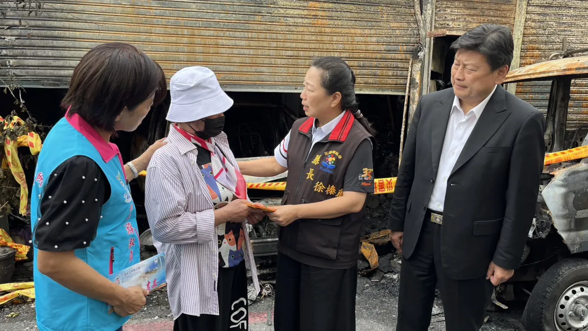 花蓮縣長徐榛蔚、立委傅崐前往吉安火災現場,向民眾慰問。(圖/花蓮縣政府提供)