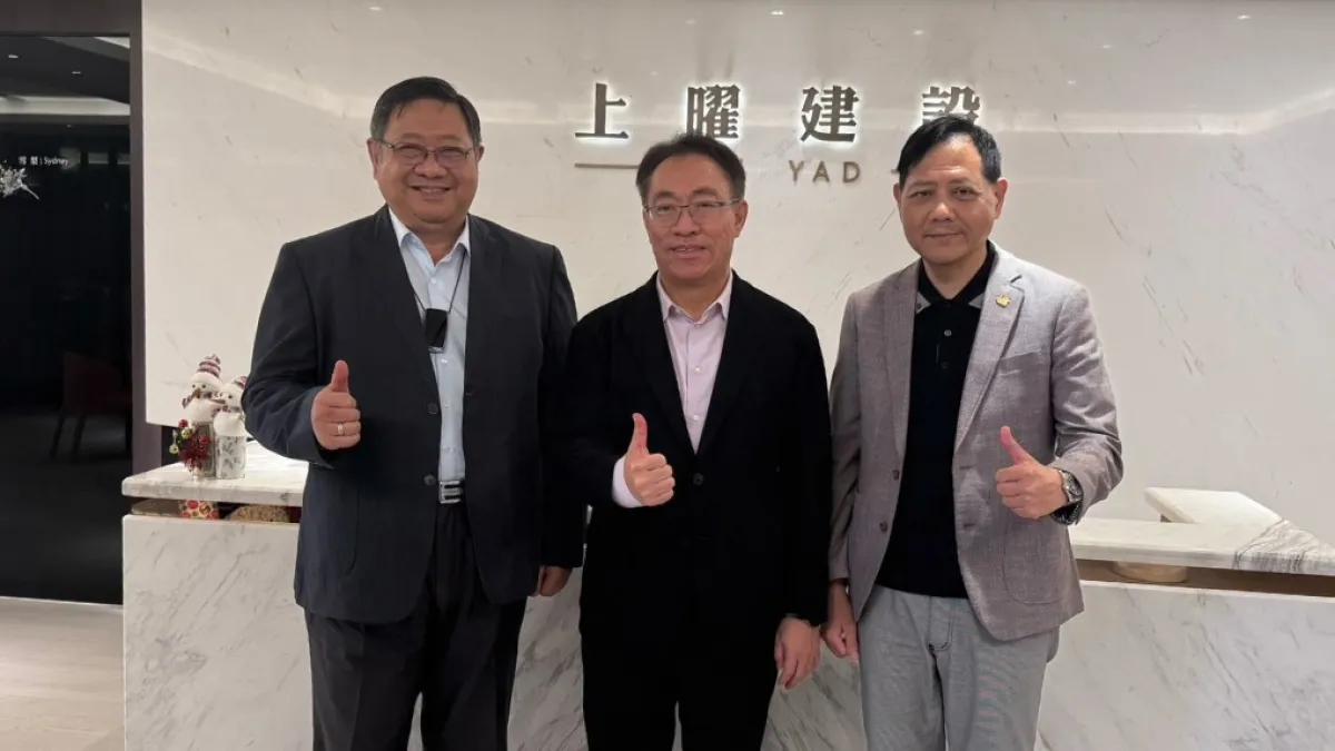 上曜集團董事長張祐銘(中)切入數位金融與保險服務,有助於提升集團整體成長動能。(圖/台保大投資控股提供)