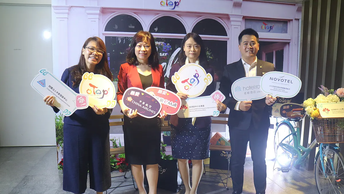 華航藉由產業策略聯盟拓展異業合作,推出特色商品搶攻電商商機。左起中衛發展中心協理林孟麗、中華航空空中商用品供應營銷處副總經理鍾婉君、經濟部中小企業處副處長蘇文玲、老爺酒店集團副總經理林秋名。(華航提供) 華航藉由產業策略聯盟拓展異業合作,推出特色商品搶攻電商商機。左起中衛發展中心協理林孟麗、中華航空空中商用品供應營銷處副總經理鍾婉君、經濟部中小企業處副處長蘇文玲、老爺酒店集團副總經理林秋名。(華航提供)