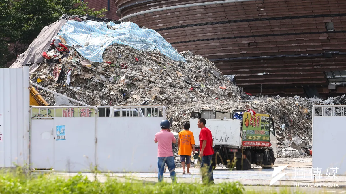 京華城拆除工程發生一起事故,一名拆除工人遭活埋致死。(資料照,顏麟宇攝)
