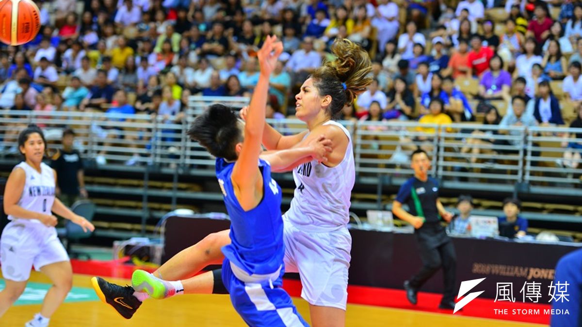 卡菈妮(右)在紐西蘭陣容大幅更動的情況下,一下子就變成了球隊當中最資深的球員之一,卡菈妮也在受訪時表示自己必須要承擔更多的責任,而在比賽中,卡菈妮也送給快攻的劉希曄一記漂亮的阻攻。 (金茂勛攝) 卡菈妮(右)在紐西蘭陣容大幅更動的情況下,一下子就變成了球隊當中最資深的球員之一,卡菈妮也在受訪時表示自己必須要承擔更多的責任,而在比賽中,卡菈妮也送給快攻的劉希曄一記漂亮的阻攻。 (金茂勛攝)