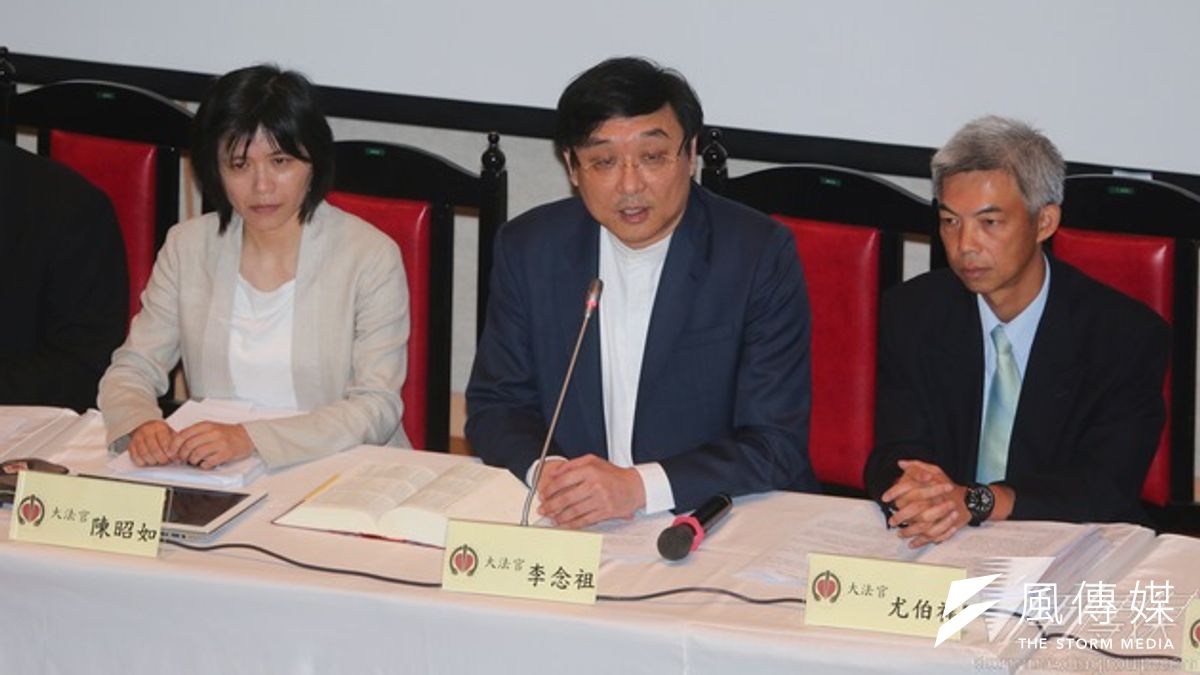 針對法律限制同性婚姻是否違憲,民間特別舉辦一場模擬憲法法庭,左起模擬大法官陳昭如、李念祖、尤伯祥。(余志偉攝) 針對法律限制同性婚姻是否違憲,民間特別舉辦一場模擬憲法法庭,左起模擬大法官陳昭如、李念祖、尤伯祥。(余志偉攝)