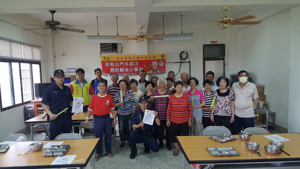 老人過馬路危險多,彰化縣警察局到社區照護關懷據點教導年老長輩,交通安全相關注意事項。(圖/彰化縣政府提供) 老人過馬路危險多,彰化縣警察局到社區照護關懷據點教導年老長輩,交通安全相關注意事項。(圖/彰化縣政府提供)