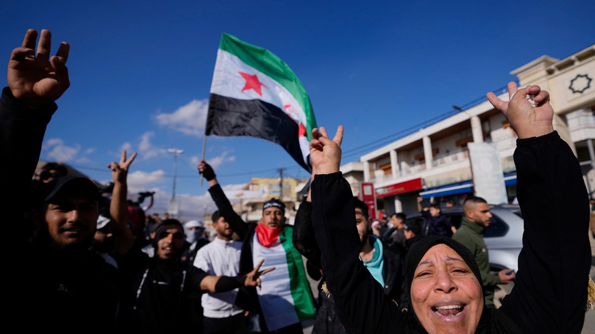 2024年12月8日,敘利亞人在黎巴嫩巴爾埃利亞斯(Bar Elias)慶祝敘利亞阿薩德政權垮台。(AP)。 2024年12月8日,敘利亞人在黎巴嫩巴爾埃利亞斯(Bar Elias)慶祝敘利亞阿薩德政權垮台。(AP)。