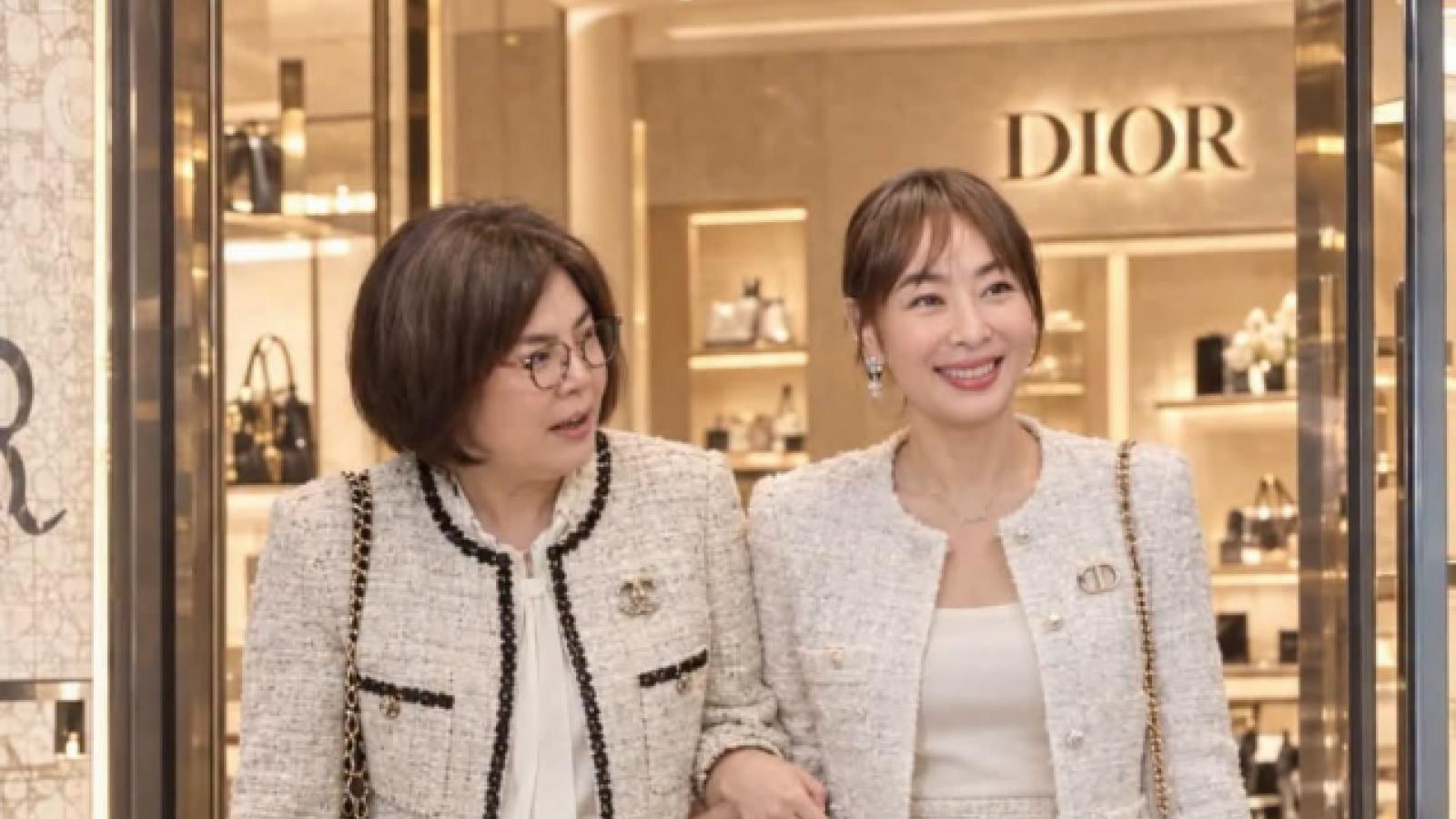 網友神P圖賈永婕與賴惠員「手挽手」逛Dior 本人轉發笑翻:該付我們代言費