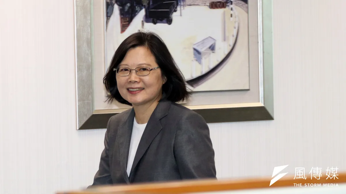 作者表示,國家權力中最為關鍵的便是行政權,因此由行政權的掌控和負責可以讓我們界定不同的憲政體制。在內閣制中行政權是掌握在由總理領導的內閣手中,而內閣對國會負責。圖為總統蔡英文。(資料照,蘇仲泓攝)