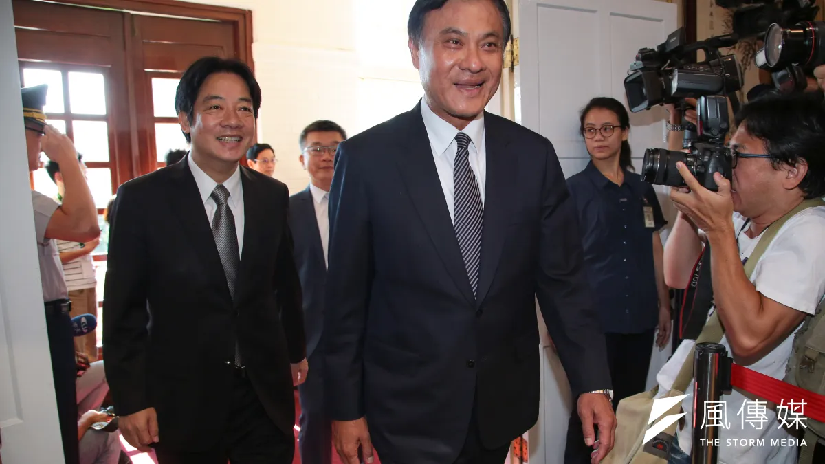 民進黨九合一大敗,行政院長賴清德(後)辭意甚堅,立法院長蘇嘉全(前)也呼籲游的說法,他表示,賴清德留任、繼續為台灣承擔應該是民進黨內共識,他支持游錫堃呼籲賴清德留任、為台灣打拚的想法。(資料照,顏麟宇攝)