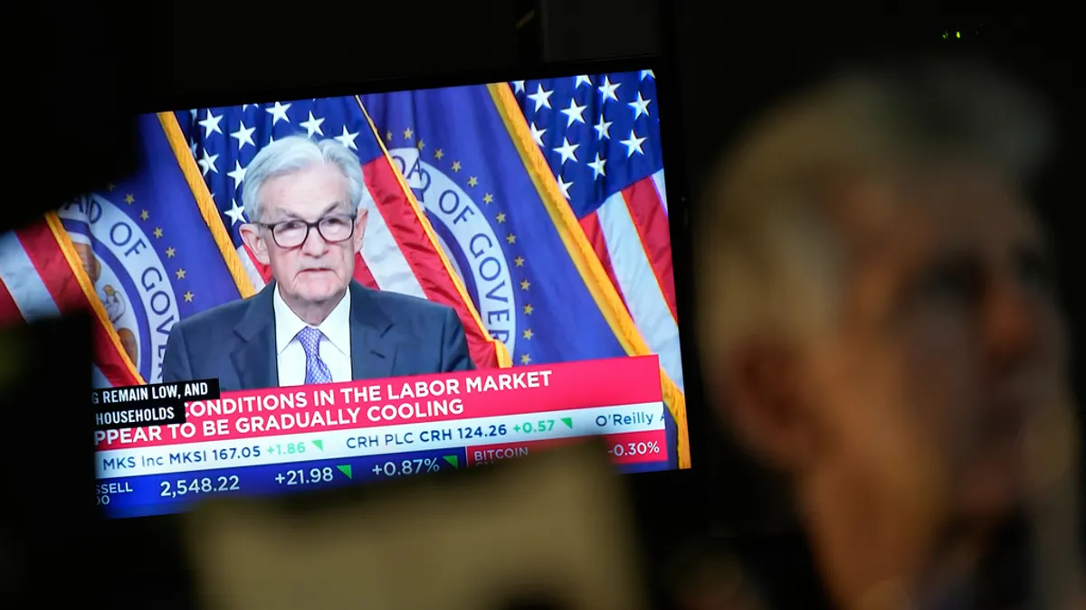 2025年12月10日。紐約證券交易所的電視上正在播放聯準會主席鮑爾(Jerome Powell)宣布今年第3次降息。(AP) 2025年12月10日。紐約證券交易所的電視上正在播放聯準會主席鮑爾(Jerome Powell)宣布今年第3次降息。(AP)