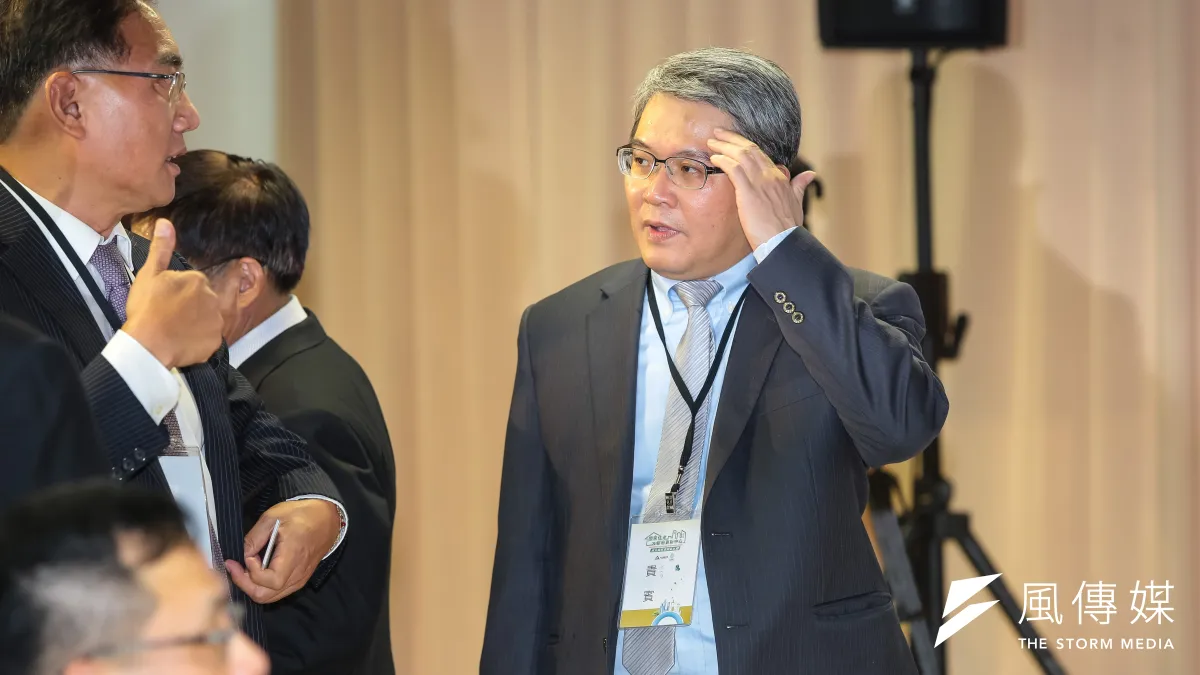 在蔡英文政府時期一路操刀社宅政策的國家住都中心董事長花敬群(中),於賴清德政府已不再是主操盤者。(顏麟宇攝)