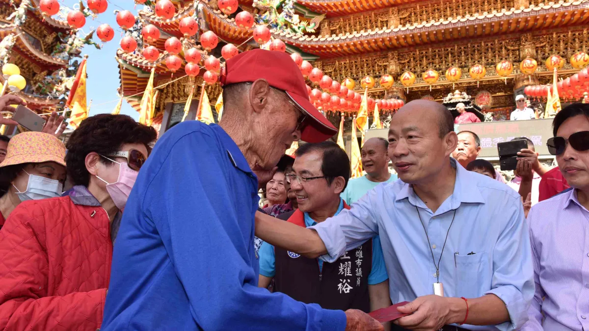 高雄市長韓國瑜因日前行程滿檔,昨日告假1日,今(20日)繼續回到戶籍地林園參拜廣應廟、發放新春福袋。(高雄市政府提供)