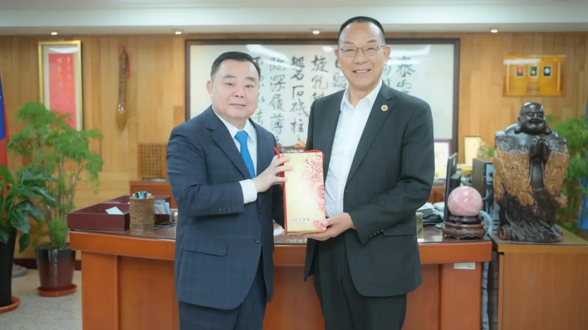 2024年3月6日,時任桃園市議會議長邱奕勝(左)在桃園市議會接待時任廈門市台商投資企業協會會長的韓螢煥(右)。(資料照,取自IG帳號sheng1115a)