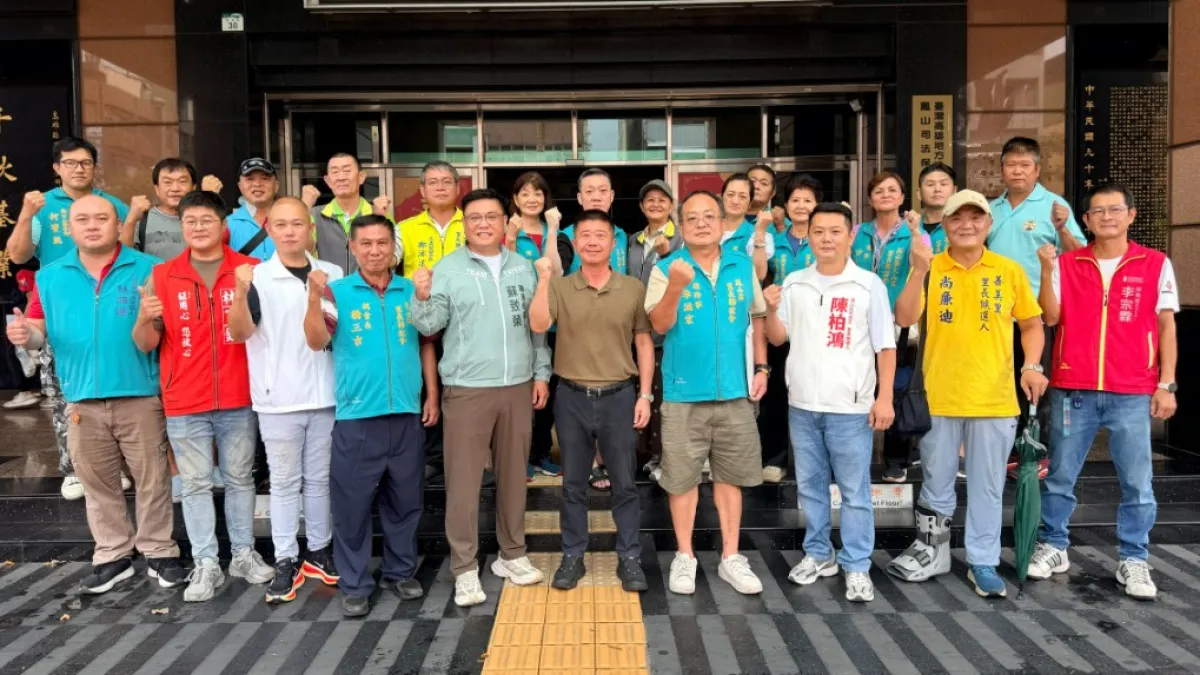 立委許智傑服務處執行長許智善與市議員候選人蘇致榮,陪同多位鳳山區里長及里長候選人聯合登記,以實際行動展現「鳳山大團結、鳳山大勝利」的決心。(圖/蘇致榮服務處提供)