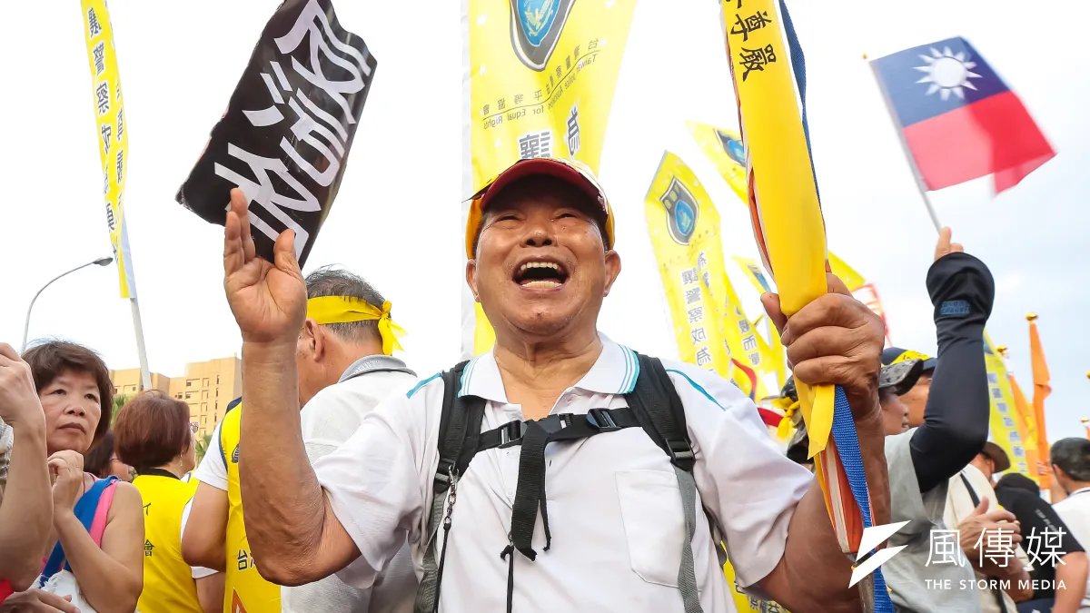 九三軍公教勞大遊行3日最終集結於凱道,老伯伯手上拿著「反污名」的標語並高聲呼喊。(顏麟宇攝)