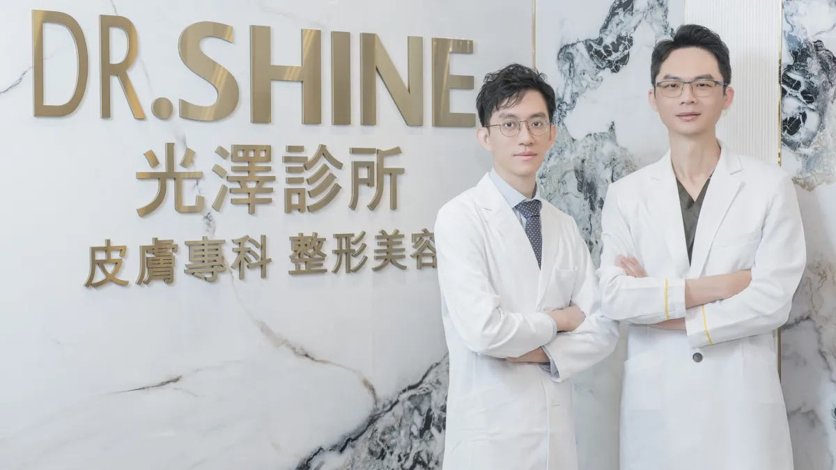 光澤診所整形外科陳威臣醫師(右)與麻醉科蕭斯云醫師(左)聯手,以醫院級安全規格為眼袋手術把關。(攝影/賴光煜)