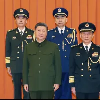 2026年7月3日、中国共産党中央軍事委員会主席の習近平国家主席は、新たに上将へ昇進した張曙光氏(左上)、王剛氏(右上)と記念撮影に臨んだ。前列右は中央軍事委員会副主席の張升民氏。(写真/AP通信) 2026年7月3日、中国共産党中央軍事委員会主席の習近平国家主席は、新たに上将へ昇進した張曙光氏(左上)、王剛氏(右上)と記念撮影に臨んだ。前列右は中央軍事委員会副主席の張升民氏。(写真/AP通信)