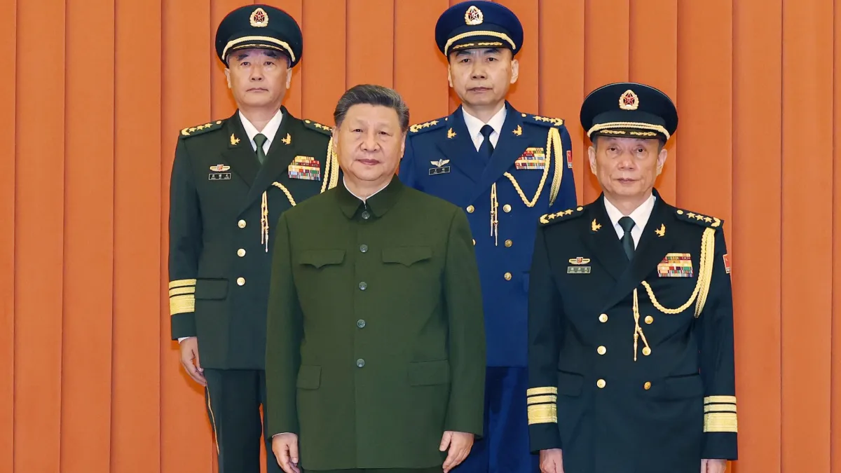 2026年7月3日,中共中央軍委主席習近平與新晉升的張曙光(左上)和王剛(右上)兩位上將合影,中央軍委副主席張升民站在前排右側。(美聯社)