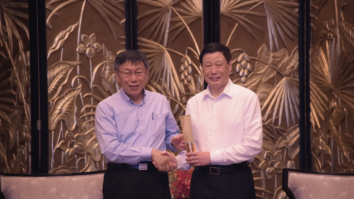 2017年7月1日,台北市長柯文哲飛往上海參加雙城論壇,並與上海市長應勇會談,柯文哲致贈世大運主題禮品。(北市府)