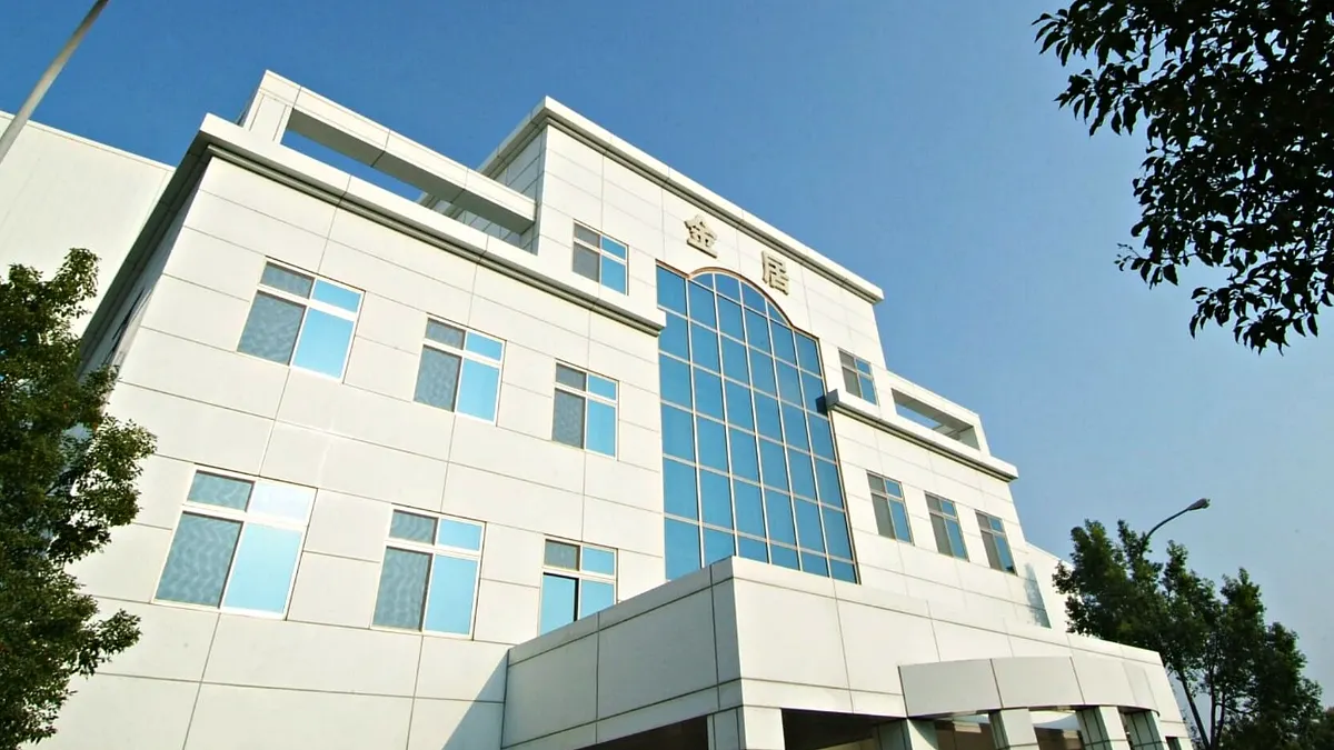 金居聲明:「本案產品為客戶認證通過且長期量產之產品,各製程階段均蘊含獨特技術訣竅,非不肖廠商所能輕易仿襲。」公司表示,內部採分層管理保護營業秘密,並透過專利申請策略加強防護,確保優勢不被仿製。(圖/翻攝金居官網) 金居聲明:「本案產品為客戶認證通過且長期量產之產品,各製程階段均蘊含獨特技術訣竅,非不肖廠商所能輕易仿襲。」公司表示,內部採分層管理保護營業秘密,並透過專利申請策略加強防護,確保優勢不被仿製。(圖/翻攝金居官網)