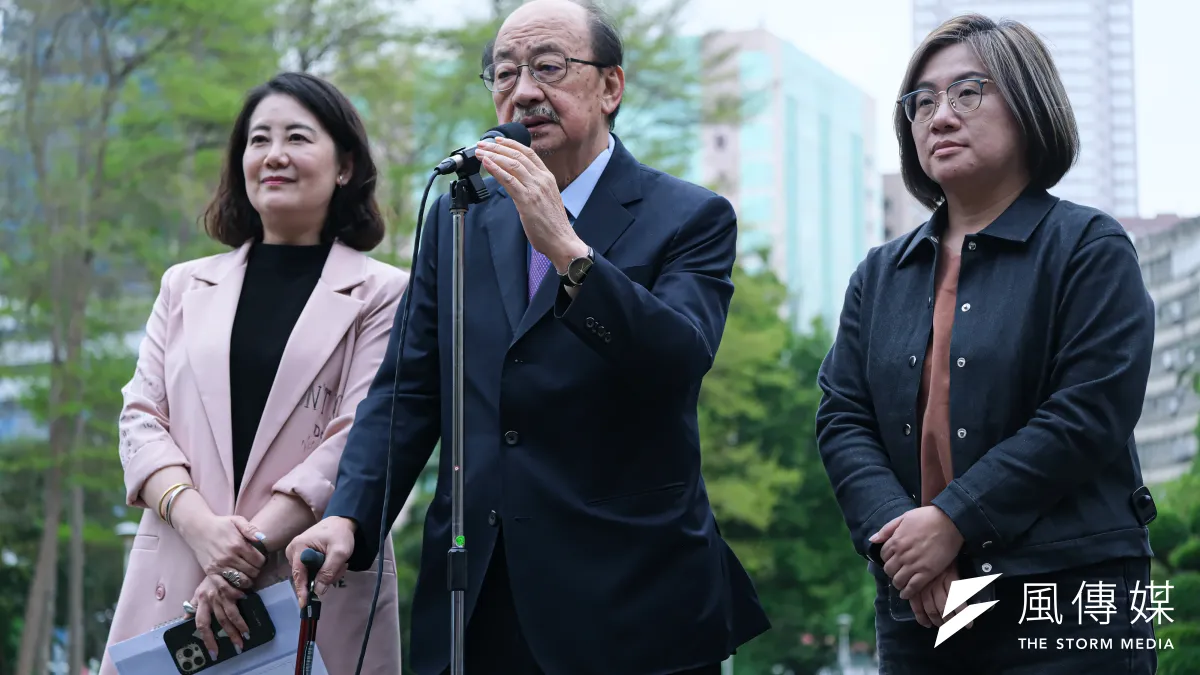 行政院7日邀集朝野黨團三長共商美國關稅因應措施,圖為民進黨團總召柯建銘(中)、幹事長吳思瑤(左)、書記長陳培瑜(右)。(資料照,劉偉宏攝)