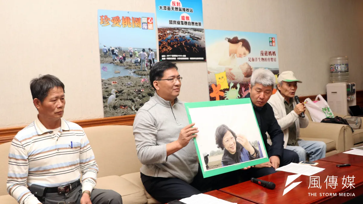 環保團體上午召開「搶救大潭珍貴藻礁地景,反對中油興建天然氣接收站」記者會。過程中,環團成員拿著總統蔡英文曾經去看過藻礁生態的照片,請她救救藻礁。(蘇仲泓攝)